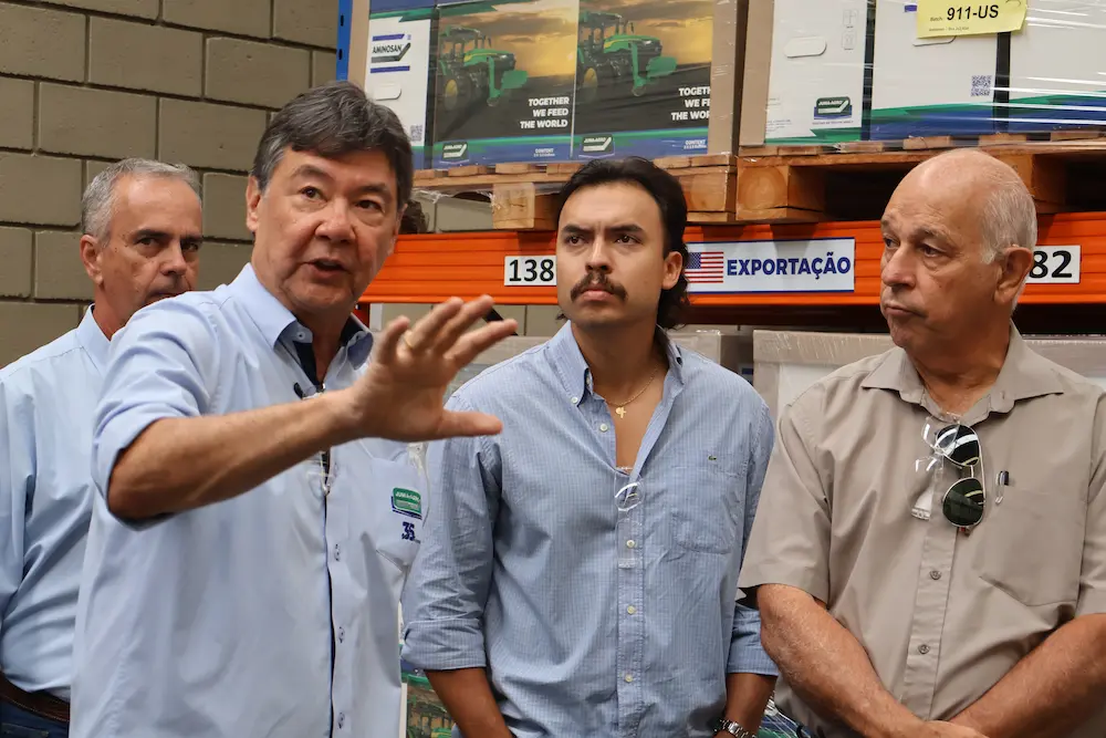 Time da Juma-Agro explicando a operação aos visitantes no estoque